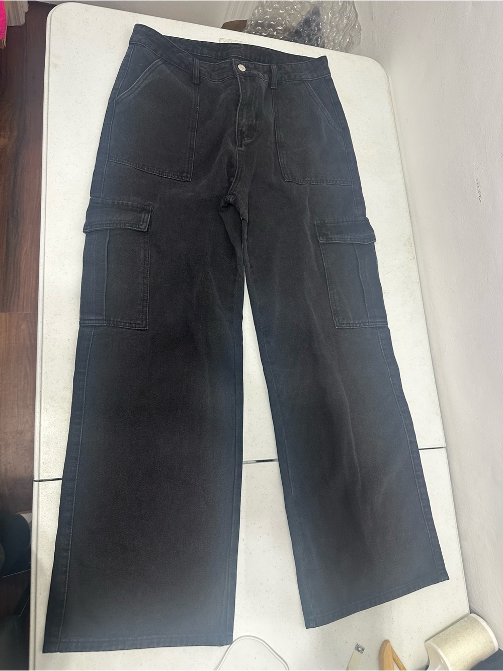 SHEIN Black Wide-Leg Cargo Jeans with Front Patch Pockets